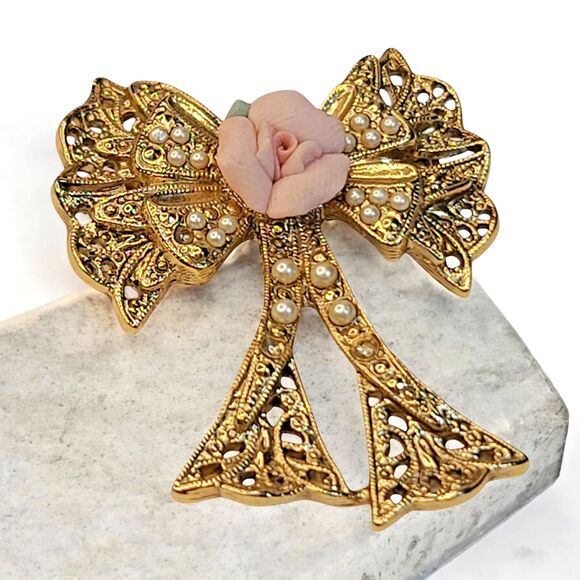 VTG 1928 BROOCH PIN Gold Filigree Ribbon Bow PINK PORCELAIN ROSE Seed Pearls - Picture 1 of 6